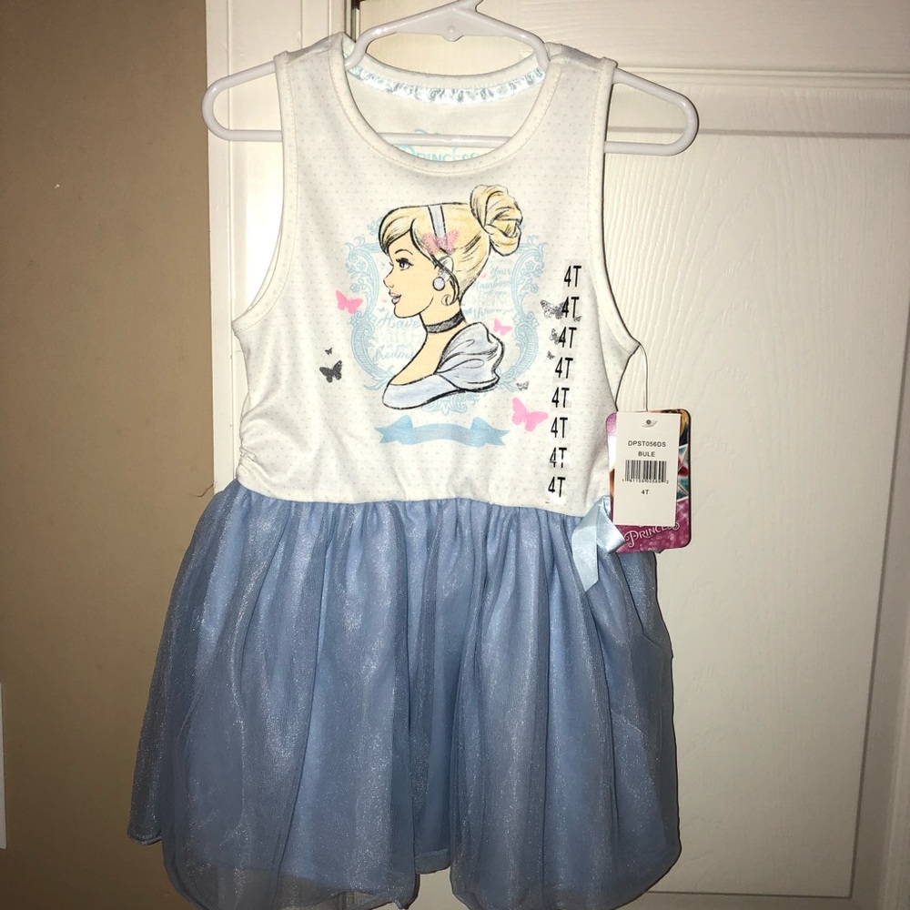 NWT Cinderella dress! Size 4T it runs more 3T